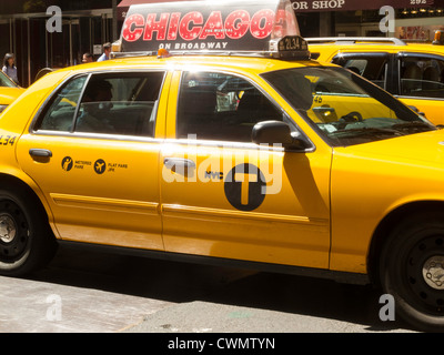 NYC giallo taxi dotato del nuovo ' lettera T' logo Foto Stock