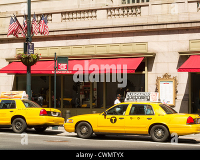 NYC giallo taxi dotato del nuovo ' lettera T' logo Foto Stock