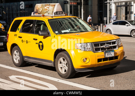 NYC Yellow taxi dotato del nuovo ' lettera T' logo Foto Stock