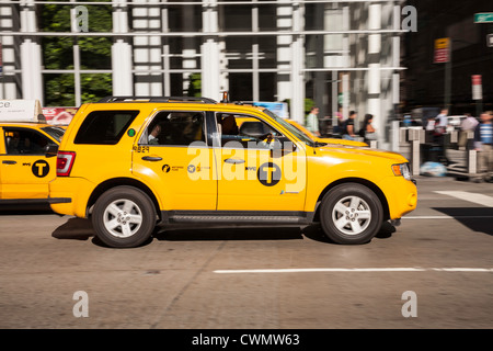 NYC giallo taxi dotato del nuovo ' lettera T' logo Foto Stock