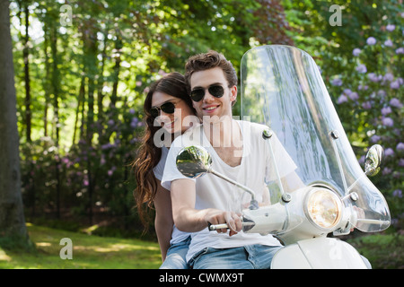 Paesi Bassi, Oisterwijk, sorridente giovane su scooter Foto Stock