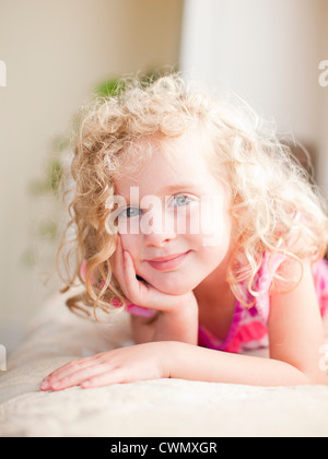 Stati Uniti d'America, Utah, Salt Lake, Ritratto di una ragazza (4-5) giacente sul letto Foto Stock