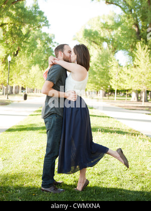 Stati Uniti d'America, Utah, Salt Lake, felice coppia giovane kissing Foto Stock