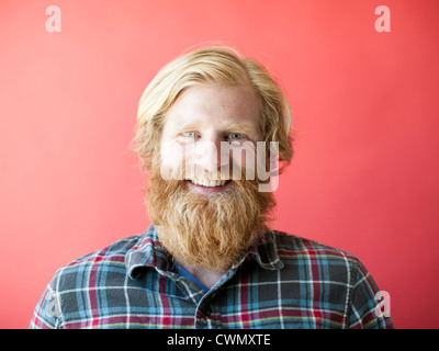 Ritratto di uomo sorridente con la barba, studio shot Foto Stock
