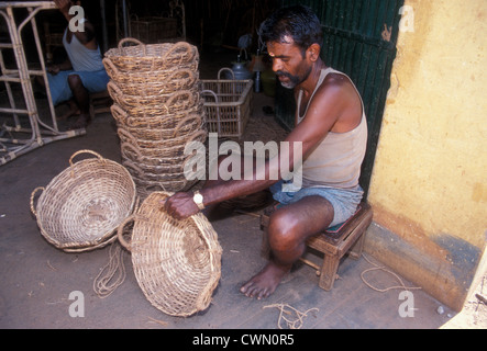 Uomo che tesse cesti nello stato di Tamil Nadu, India 2004 Foto Stock