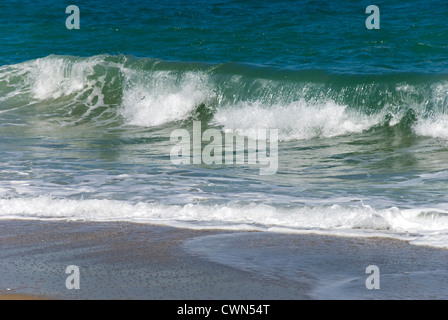 Un onda è il rotolamento su una spiaggia sulla penisola di Pelion (Tessaglia, Grecia) Foto Stock