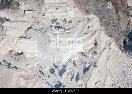 VISTA AEREA. Cava di marmo bianco. Carrara, Provincia di massa e Carrara, Toscana, Italia. Foto Stock