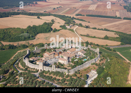 VISTA AEREA. Città medievale fortificata. Città del XIII secolo costruita su una collina. Monteriggioni, Provincia di Siena, Toscana, Italia. Foto Stock