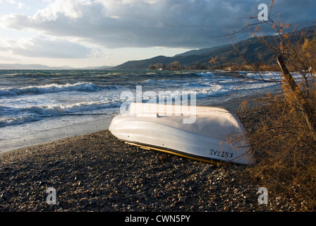 Barca su una spiaggia (Pelion Peninsula, Tessaglia, Grecia) Foto Stock