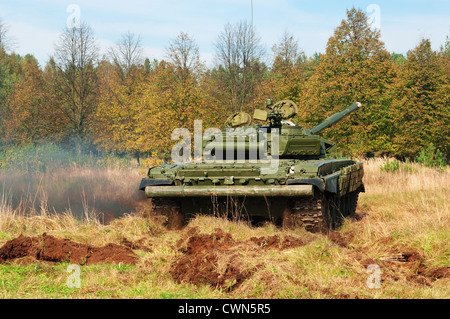 Carro armato sul campo. Foto Stock