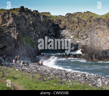 Spiaggia rocciosa con rocce basaltiche, Hellnar, Snaefellsnes Peninsula, Islanda Foto Stock