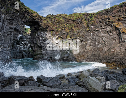 Rocce basaltiche, Hellnar, Snaefellsnes Peninsula, Islanda Foto Stock