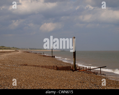 Metallo arrugginito mare difese a Caister-on-Sea, Norfolk, Regno Unito Foto Stock