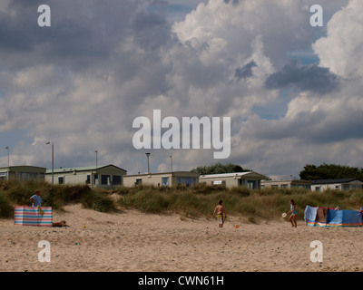 Spiaggia di fronte al caravan park vacanze, Caister-on-Sea, Norfolk, Regno Unito Foto Stock