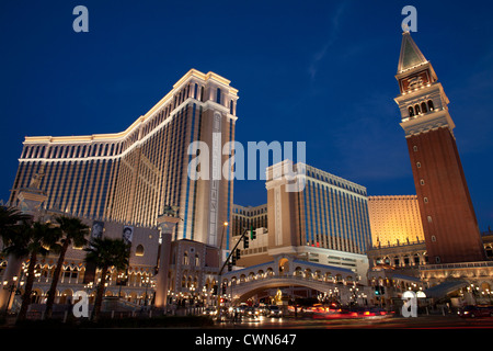 Venetian Hotel and Casino al crepuscolo. Città del Paradiso non incorporata. Las Vegas, Clark County, Nevada, USA. Foto Stock