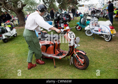 L'uomo con la classica personalizzati Lambretta Scooter Foto Stock