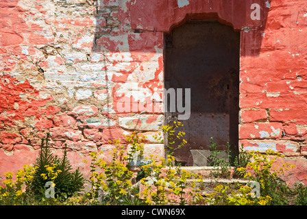 Facciata colorata di una vecchia casa in pietra con alterò la porta di metallo sulla penisola di Pelion, Tessaglia, Grecia Foto Stock