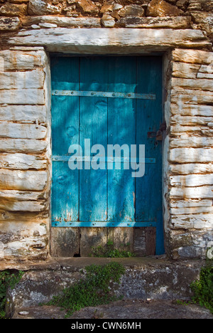 Weathered porta di legno di un vecchio cottage in pietra sulla penisola di Pelion, Tessaglia, Grecia Foto Stock