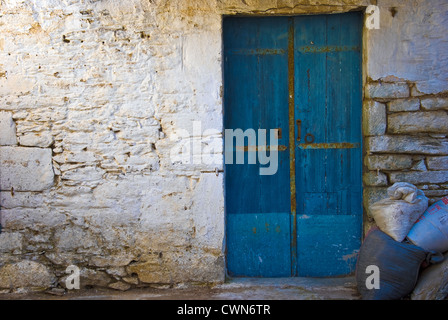 Porta di legno di una vecchia casa di pietra sul Pelion Peninsular, Tessaglia, Grecia Foto Stock