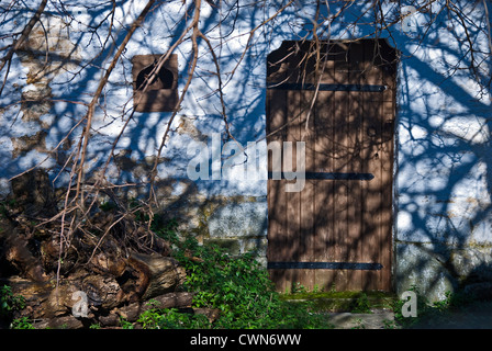 Porta di legno di una vecchia casa sulla penisola di Pelion, Tessaglia, Grecia Foto Stock