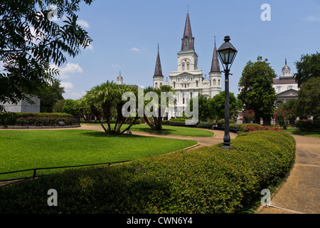 Una vista della Cattedrale di San Louis su Chartres Street a Jackson Square nel Quartiere Francese di New Orleans, Stati Uniti d'America. Foto Stock