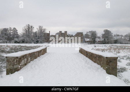 Rovine Cowdray, anteriore visto da Causeway. Neve in dicembre. Midhurst, West Sussex, Regno Unito. South Downs National Park. Foto Stock