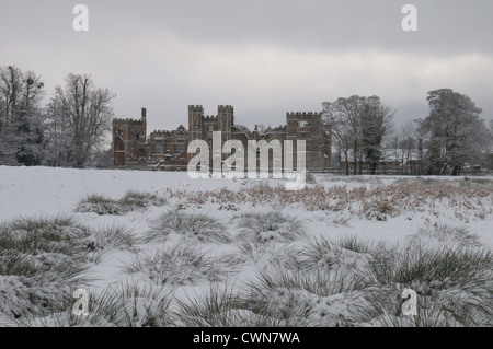 Rovine Cowdray, anteriore visto dal accanto a Causeway. Neve in dicembre. Midhurst, West Sussex, Regno Unito. South Downs National Park. Foto Stock