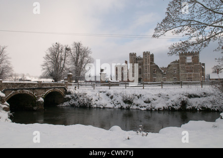 Rovine Cowdray, anteriore vista fiume Rother. Neve in dicembre. Midhurst, West Sussex, Regno Unito. South Downs National Park. Foto Stock