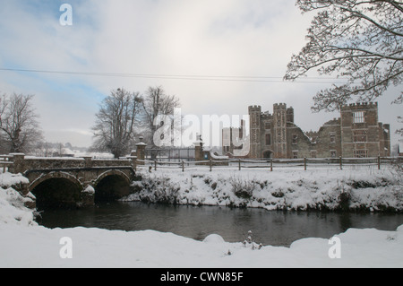 Rovine Cowdray, anteriore vista fiume Rother. Neve in dicembre. Midhurst, West Sussex, Regno Unito. South Downs National Park. Foto Stock