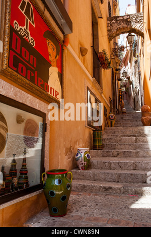 Un ripido vialetto nella città di Taormina in Sicilia Foto Stock