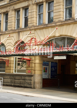 Entrata alla stazione di Victoria a Manchester REGNO UNITO Foto Stock