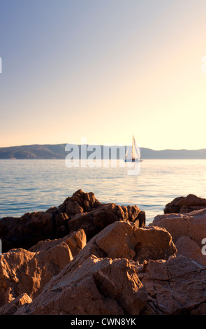 Barca a vela di fronte all isola di Krk, Croazia, Europa Foto Stock