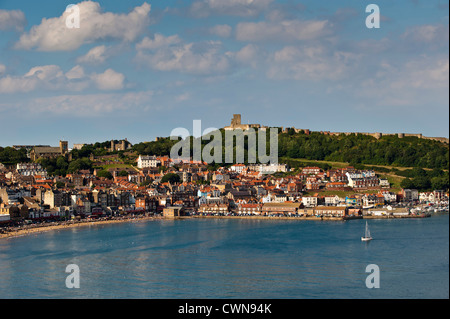 Vista del porto e città, Scarborough, North Yorkshire, Regno Unito Foto Stock