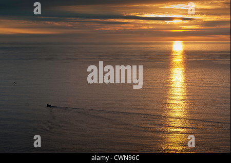 Tramonto su Robin Hood's Bay vicino a Whitby, North Yorkshire, Regno Unito Foto Stock