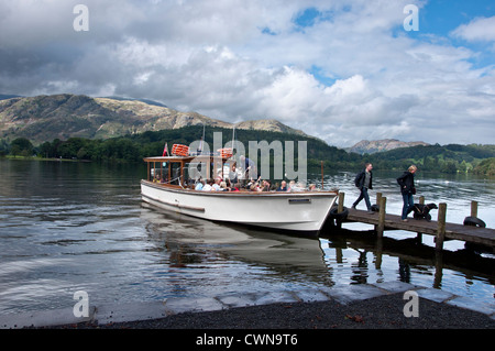 Passeggeri per turismo scendere Coniston lanciare a terra Banca jetty di Coniston Water nel distretto del lago barca Foto Stock