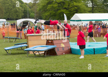 I giovani di Fleetwood-basato Bulldogs ginnastica Display display del team la loro agilità a la campagna Experience Day 2012 Foto Stock