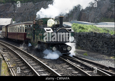 Motore a vapore lasciando le opere a Porthmadog sul welsh highland railway Foto Stock