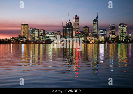 Città di Perth si riflette nel fiume Swan al tramonto Foto Stock