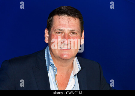 Il cantante Tony Hadley presso il Festival di riavvolgimento Henley on Thames 2012. PER0331 Foto Stock