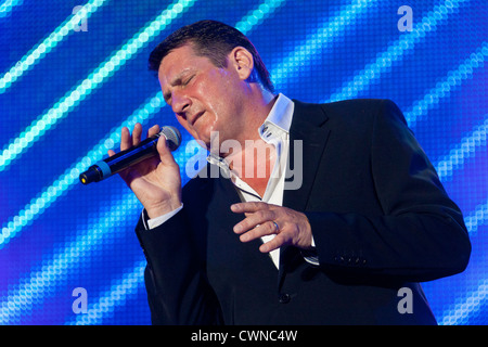 Il cantante Tony Hadley esibirsi sul palco del Festival di riavvolgimento Henley on Thames 2012. PER0334 Foto Stock