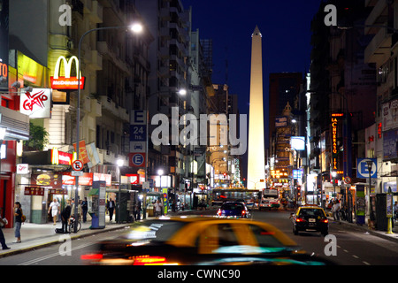 Vista su Avenida Corrientes con l'Obelisco in background, Buenos Aires, Argentina. Foto Stock