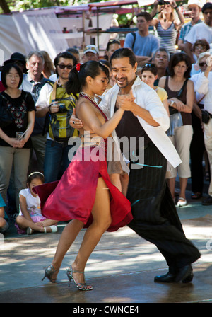 "El Indio' e il suo partner Maria Laura Sosa ballare il tango in Plaza Dorrego a San Telmo, Buenos Aires, Argentina. Foto Stock