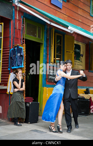 Giovane ballare il tango in Caminito area a La Boca. Buenos Aires, Argentina Foto Stock