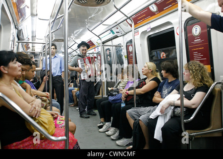 Persone in sella alla Subte (la metropolitana in Bs come), Buenos Aires, Argentina. Foto Stock