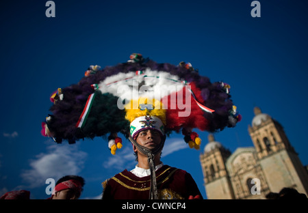 Un ballerino esegue la danza delle piume o Danza de la Pluma durante la Guelaguetza parade di Oaxaca, Messico Foto Stock