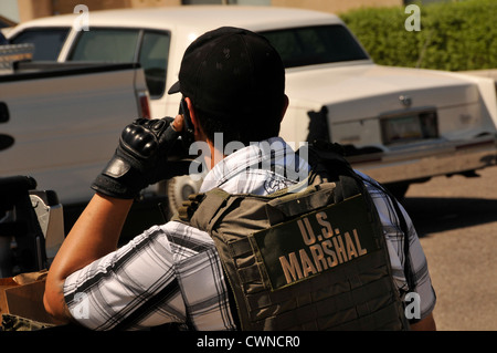 Undercover e funzionari di polizia da un multi-task force condurre un farmaco busto in Tucson, Arizona, Stati Uniti. Foto Stock