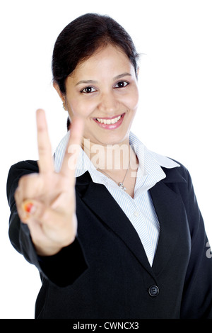 Happy business donna fare il segno della vittoria Foto Stock