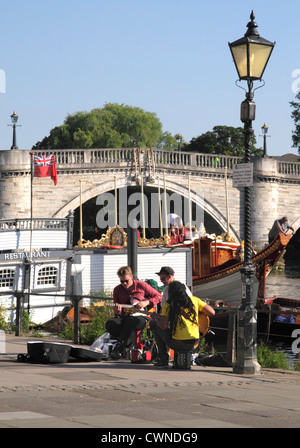 Buskers da fiume a Richmond Upon Thames Surrey Foto Stock