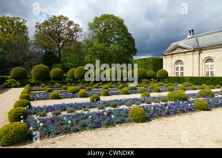 I giardini formali di fronte l' Orangerie al Chateau de Sceaux, Hauts-de-Seine, Francia Foto Stock