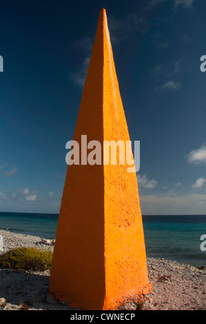 Marcatore storico usato per indicare le posizioni di sale per le navi il caricamento di sale in Bonaire, Antille olandesi Foto Stock